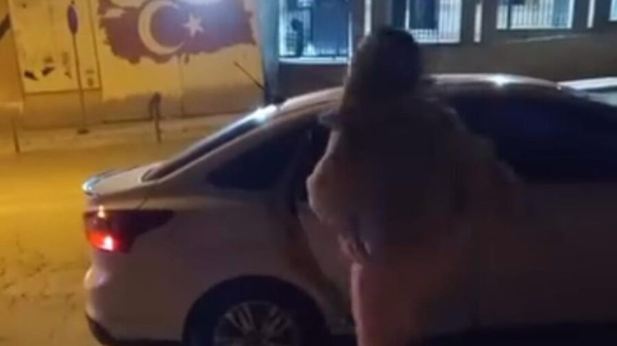 Elazığ’da kadın, öfkesini tartıştığı kişinin arabasından çıkardı