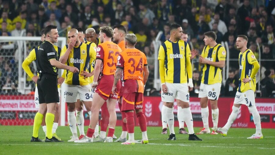Fenerbahçe – Galatasaray derbisinde kartlar havada uçuşuyor