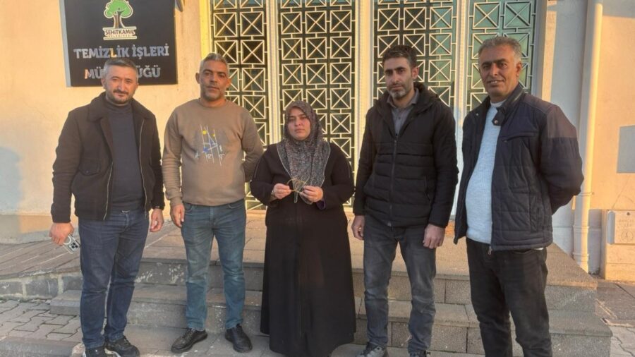 Gaziantep’te düşürdüğü 40 gram altın çöplükte bulunan kadın gözyaşlarını tutamadı