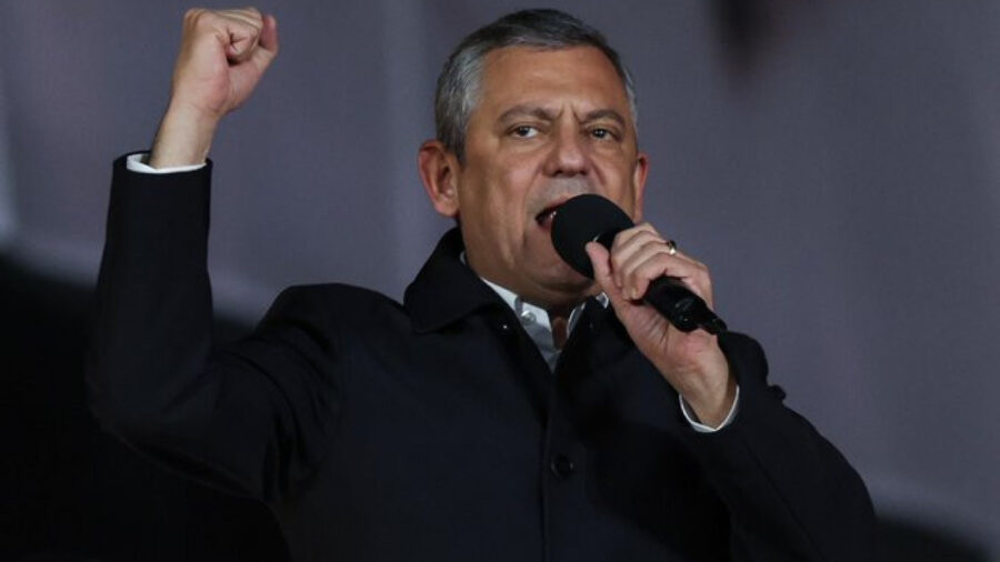 Özgür Özel’den ihraç edilen teğmenlere destek: Rütbelerini takmayan namussuzdur